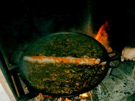 6 - Ajouter le safran et le riz dans la Paella.
