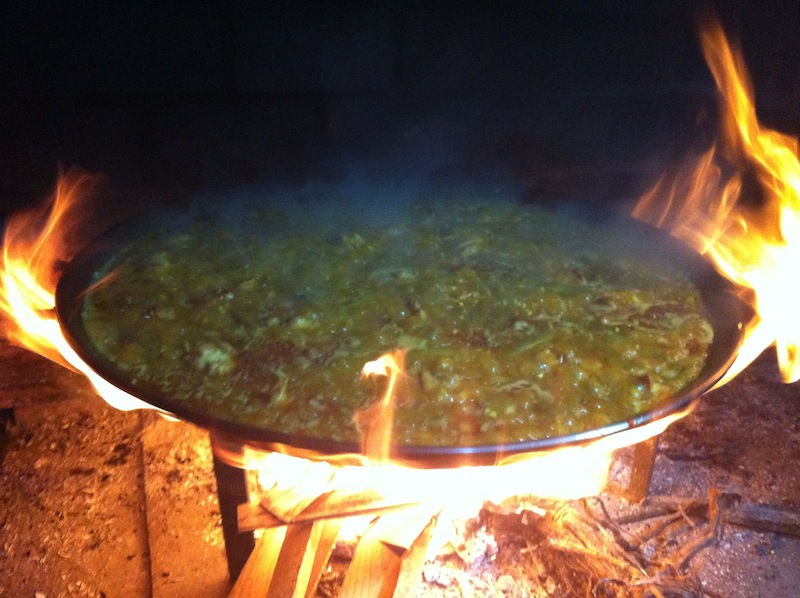 Paella Valenciana au feu de bois