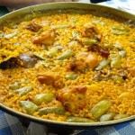 Paella Valenciana en gros plan sur la table