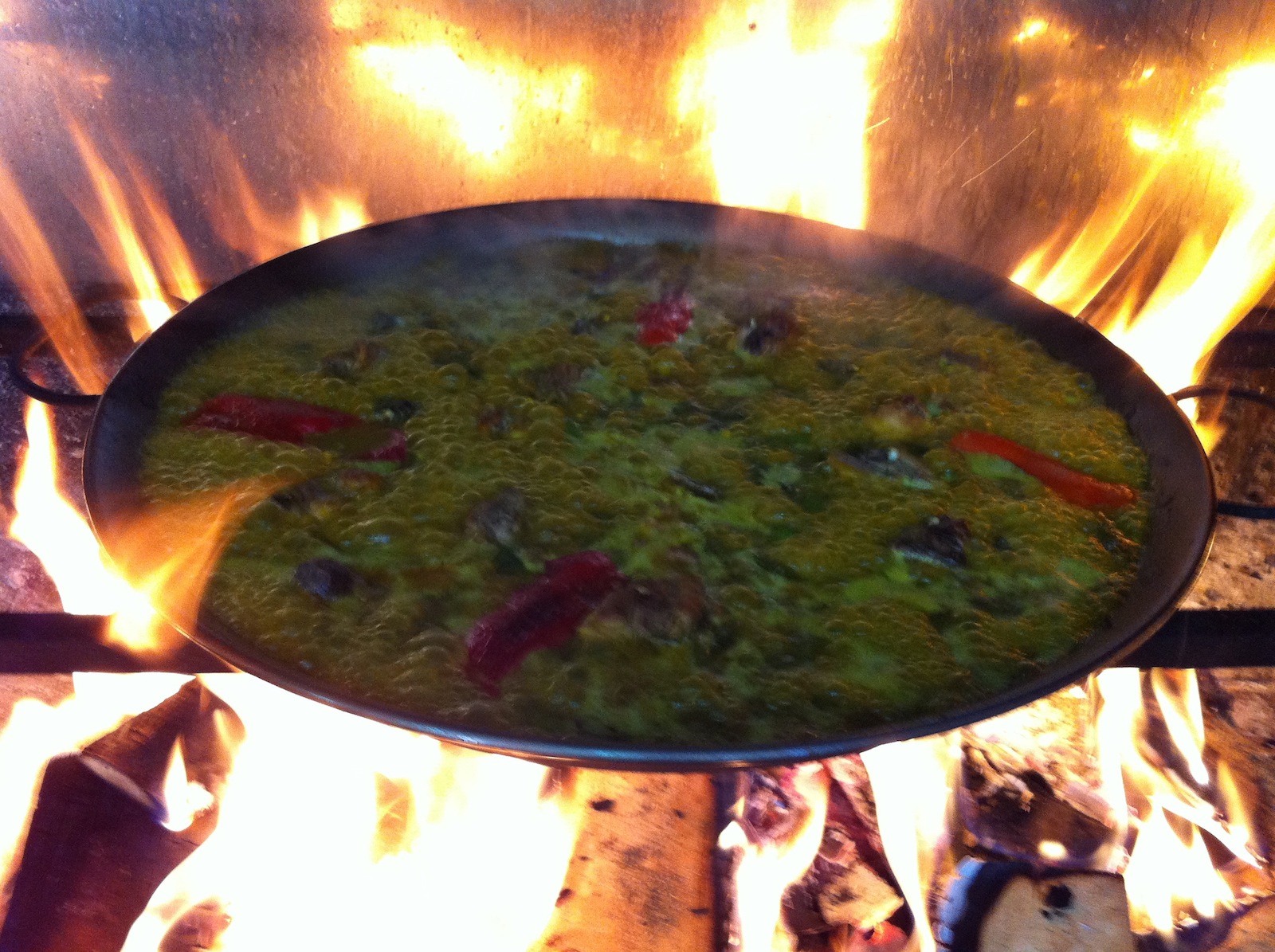 Le secret de la paella : le bouillon au feu de bois