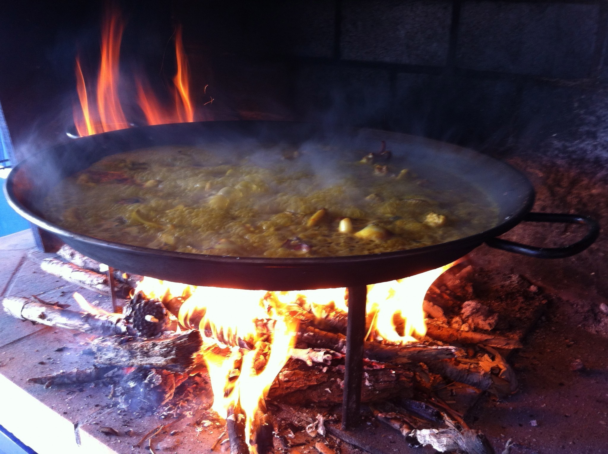 Paella authentique cuisson au feu de bois a gros bouillon