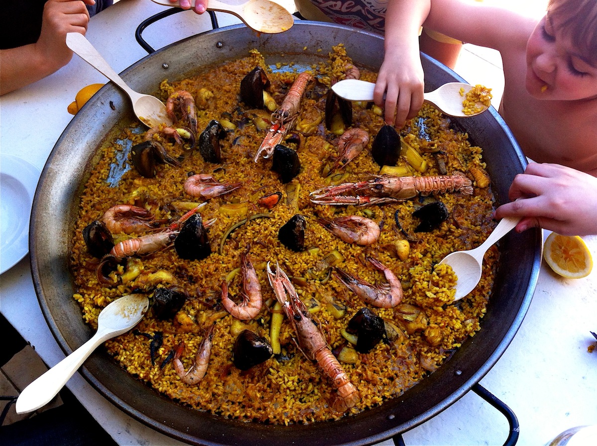 Paella Marinera magée dans le plat en famille Paella Marinera magée dans le plat en famille