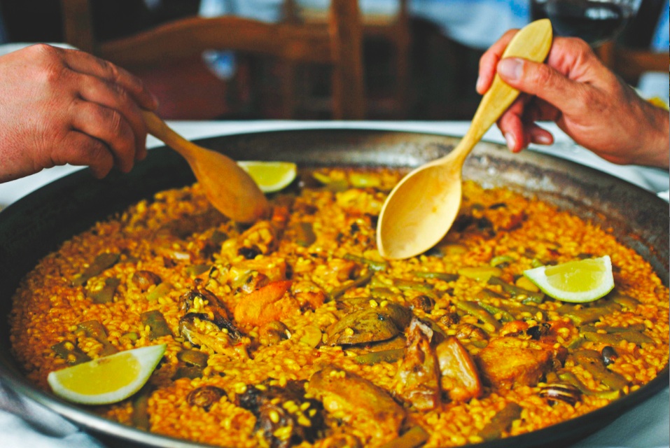 Paella Valenciana et cuilleres en bois d oranger