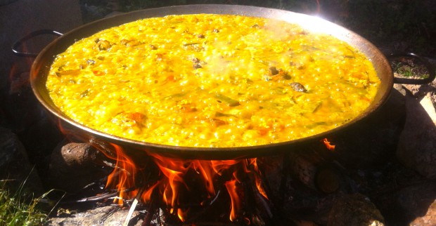 Magnifique Paella Valenciana sur le feu de bois de l'Ambassadeur de la Paella