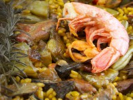 Jambon jabugo et paella authentique avec une crevette