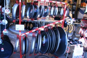 Comerciante de estufa para la paella ante el mercado central de Valencia