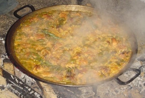 Paella Valenciana au feu de bois fumante