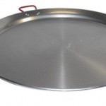 Una gran estufa para la paella con cuatro asas