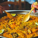 Paella Valenciana et cuilleres en bois d oranger