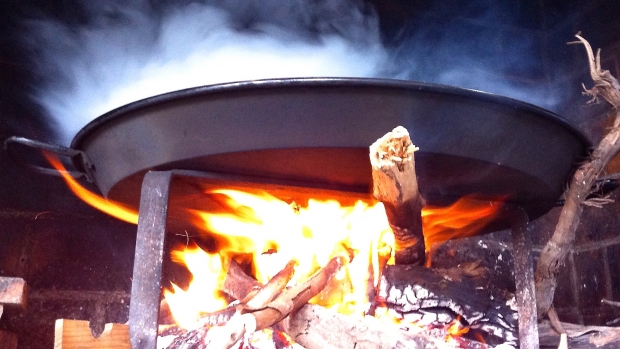 La bible de la paella paella au feu de bois