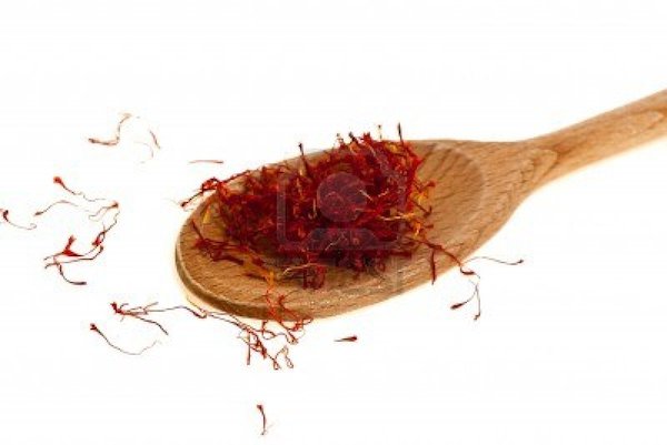 Azafrán para la paella filamentos en cuchara