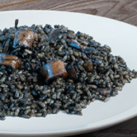 Receta de la paella de Arroz Negro y limón en un plato