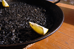Recette du riz noir en paella Arroz Negro et citron